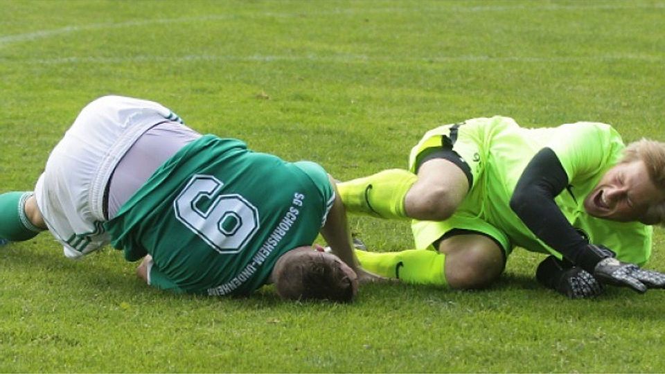 Jan Leigart (Nummer 9), hier nach einem Zusammenprall mit TuS Neuhausens Keeper Danny Bender, hielt oft seine Knochen für die Schornsheimer hin.