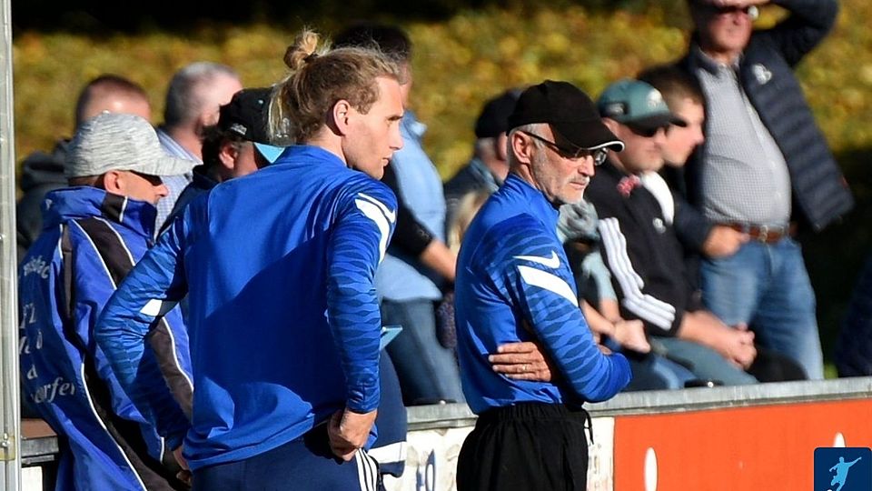 Werner Grill (rechts mit Kappe) hat den FC Teisbach zurück in die Erfolgsspur gebracht 