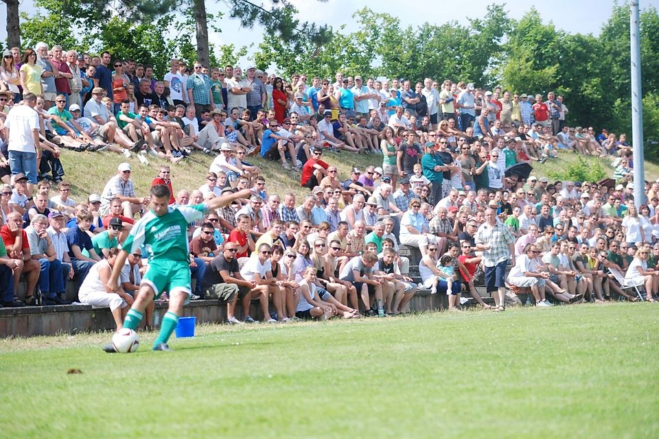 Thorsten Büttner 2011 im Dress der Ramsthaler vor großer Kulisse in Hambach beim Relegationssieg gegen den TSV Essleben