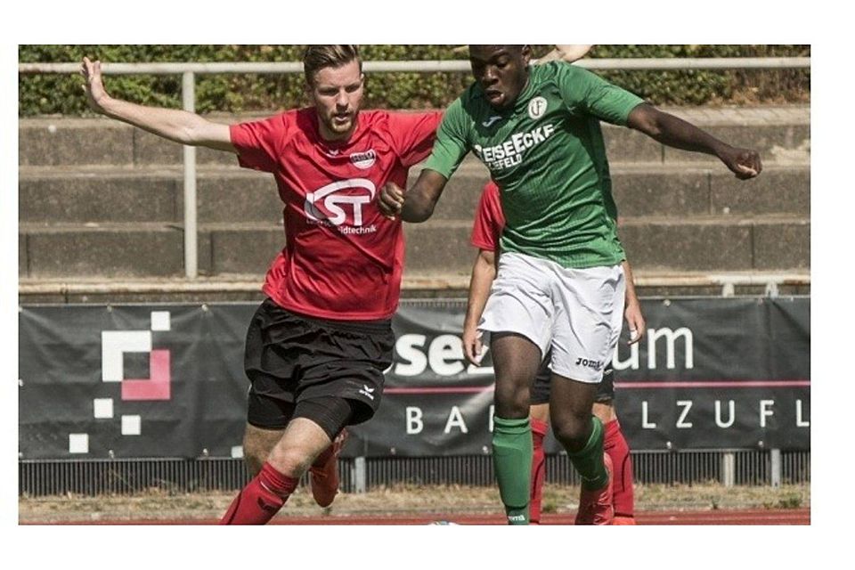 Viel Arbeit: Die Hövelhofer Defensive um Maik Peters (l.) wird auch gegen den FC Kaunitz jede Menge zu tun bekommen. F: Jörg Dieckmann