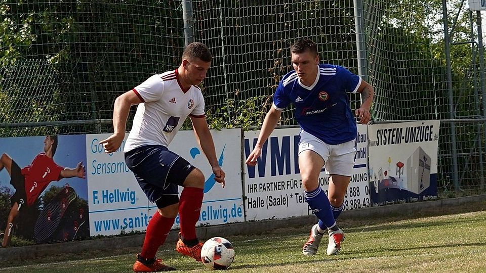 Oliver Dolch (in blau) traf auch in seiner zweiten Premiere für die Wolfsberg-Elf.
