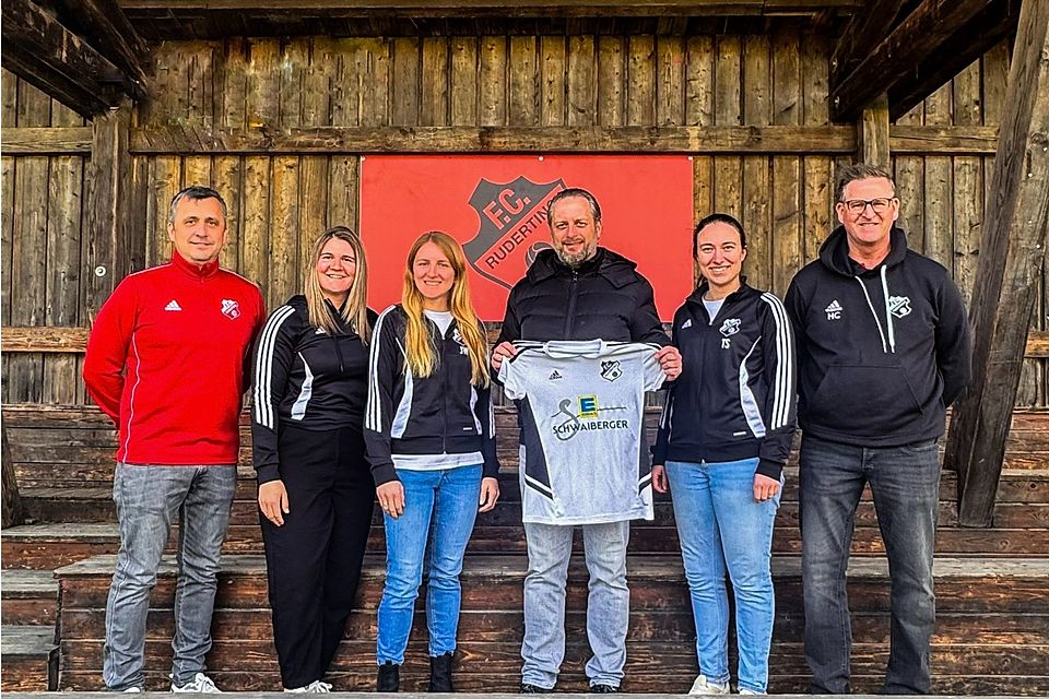 Ruderting 2.0 (v.l.): 2. Vorsitzender Christian Jung, Teammanagerin Theresa Butscher, Abteilungsleiterin Julia Wimmer, Trainer Franz Höng, Abteilungsleiterin Teresa Schmöller und Vereinsboss Charly Höller.