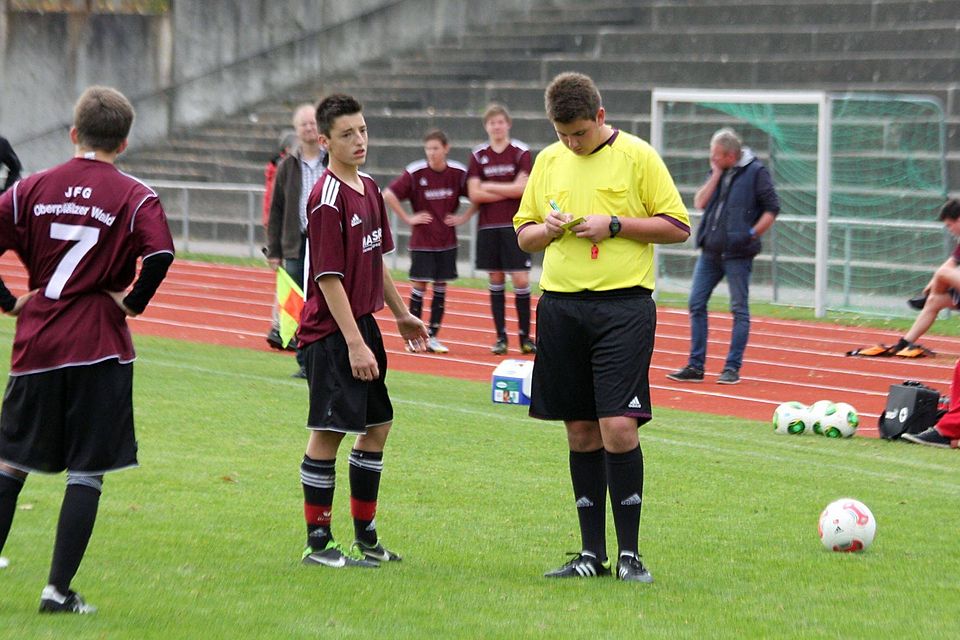 Wegen Schiedsrichterbeleidigung erhielt ein Gästespieler (Oberpfälzer Wald) im Spiel gegen Geigant die Rote Karte. F: Christian Groitl