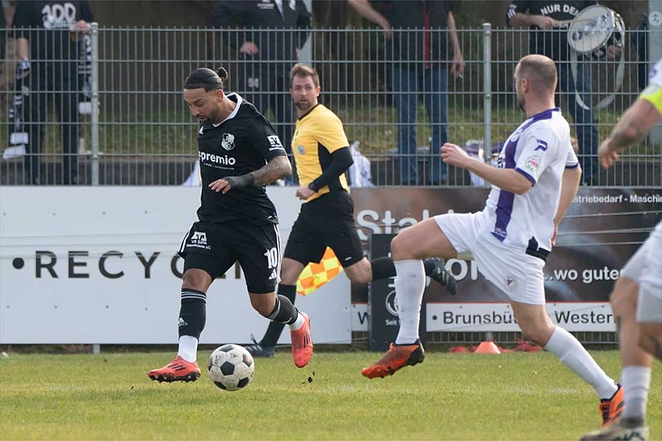 Azat Selcuk (Heider SV) gegen Christoph Kahlcke (VfR Neumünster).