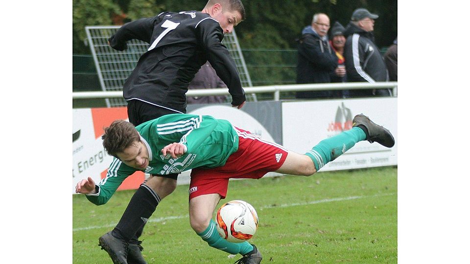 Lolas Nils Meyer bringt Hohenwestedts Bernet Busch zu Fall. Foto: gs