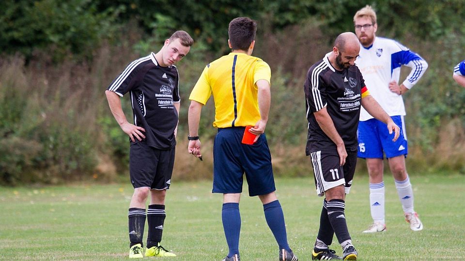 Rot für Dogan Baskin (rechts) vom FC Fredenbeck im Spiel gegen den MTV Hammah III.  (F: Meybohm)