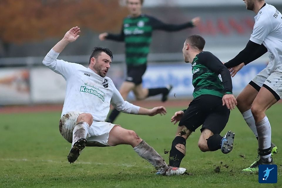 Der TSV Ergoldsbach (dunkle Trikots) hat mit einem 2:1-Heimsieg gegen Abensberg Tabellenplatz drei in der Kreisliga Donau-Laaber untermauert.