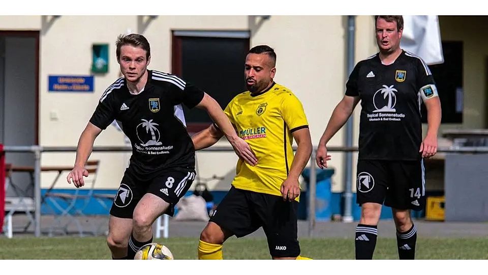 Die SG Aartal mit Silas Becker (li., hier gegen Merkenbachs Samir Popalzai) und Kapitän Samuel Löffler (re.) kämpfen in der Fußball-A-Liga Dillenburg gegen den Abstieg. © Lorenz Pietzsch