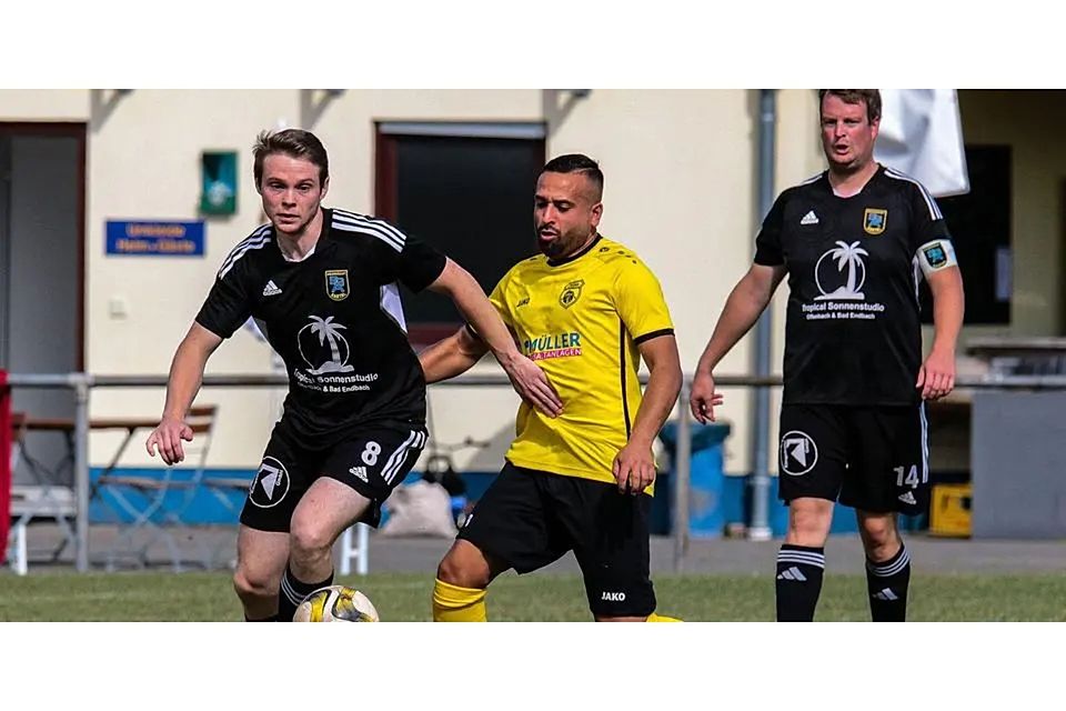 Die SG Aartal mit Silas Becker (li., hier gegen Merkenbachs Samir Popalzai) und Kapitän Samuel Löffler (re.) kämpfen in der Fußball-A-Liga Dillenburg gegen den Abstieg. © Lorenz Pietzsch