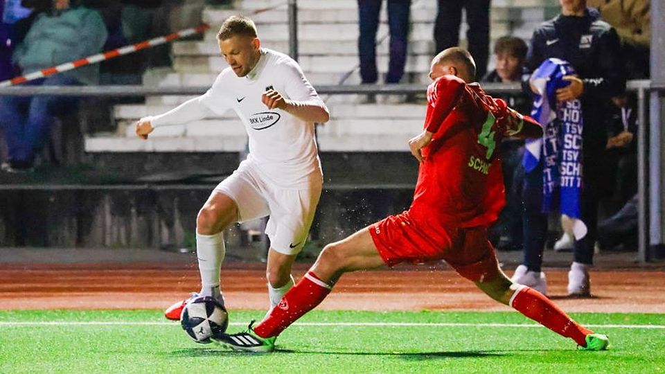 Mit Biss: Ein Zweikampf aus dem Hinspiel zwischen dem TSV Schott Mainz (in Weiß) und Mainz 05. 	Foto: Kevin Fischer - Archiv