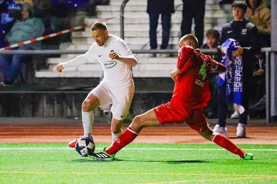 Mit Biss: Ein Zweikampf aus dem Hinspiel zwischen dem TSV Schott Mainz (in Weiß) und Mainz 05. 	Foto: Kevin Fischer - Archiv
