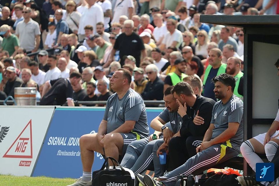 Pierre Seiffert (li) auf der Bank