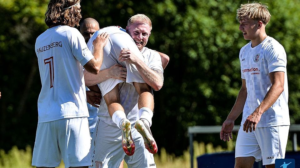 Kreisliga Passau: Lass dich drücken! Alex Starkl (Mitte) stemmt auch im reifen Fußballeralter noch so einiges.