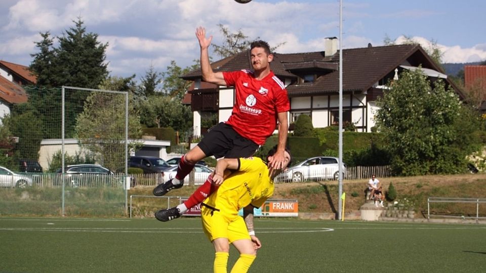 Ralf Wassmer vom SV Au-Wittnau holt sich den hohen Ball vor dem Freiburger Kevin Bernauer. Den Pokalfight im Hexental gewann aber der FFC.