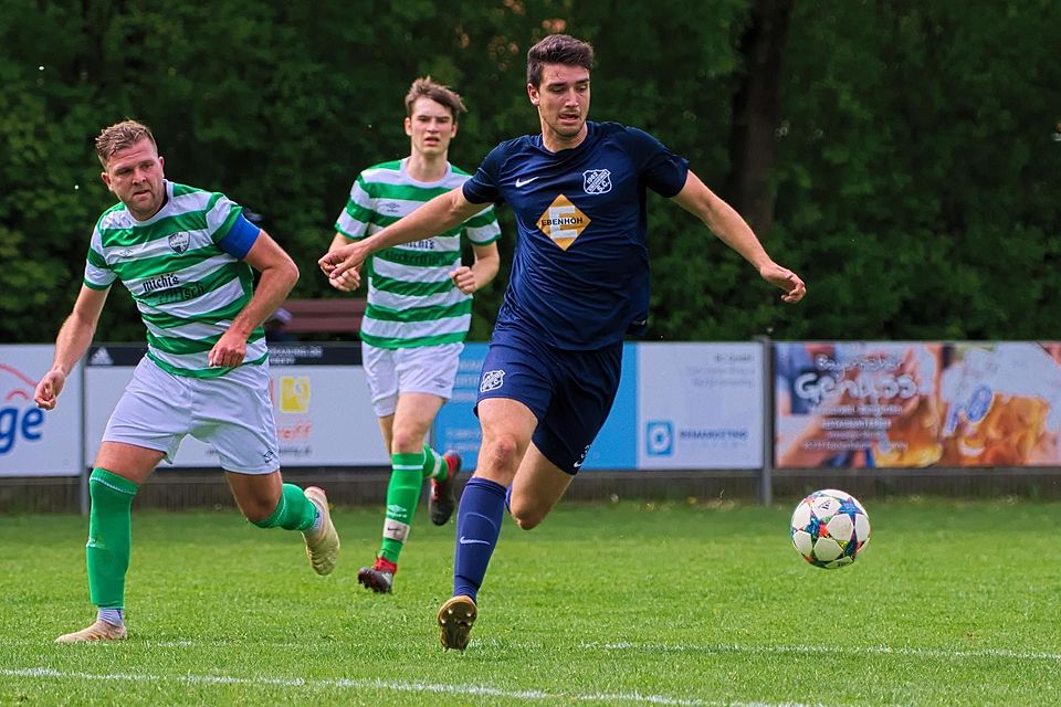 Peter Schmöller (blau) trifft zum 1:0 für Kirchheim. Peter Schmöller (blau) trifft zum 1:0 für Kirchheim.