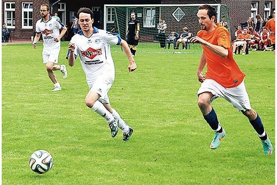 Den Ball im Blick: ?Team Trunken? (in weiß) und die Kicker von ?Neerstedt City? (in orange) Lars Puchler