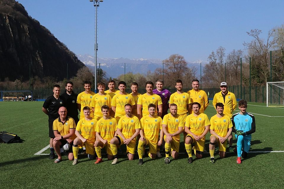 Breiter Kader des FC Bad Kohlgrub im Trainingslager in Nals: (h.v.l.) Tobias Hager, Elias Cosa, Maximilian Angerer, Luis Bauer, Lukas Gerhauser, Tobias Benedikt, Michael Brunner, Stefan Kraus, Niki Franz, Max Meditz, Daniel Nießner, Trainer Sebastian Moser; (u.v.l.) Marco Thalmeyer, Nico Schedler, Miklas Meixner, Christian König, Florian Kraus, Johannes Büchl, Florian Kratz, Josef Niklas und Philipp von Scheele.
