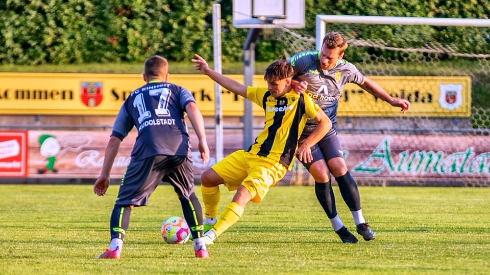 Jeremy Meinhardt behauptet den Ball gegen Oberligist FC Einheit Rudolstadt