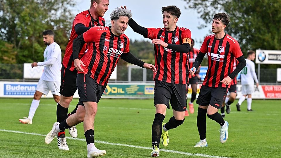 Der FC Affing jubelt mit Torschütze Ahmed Karaca (Zweiter von links) nach seinem Elfmetertreffer zum 2:0. 