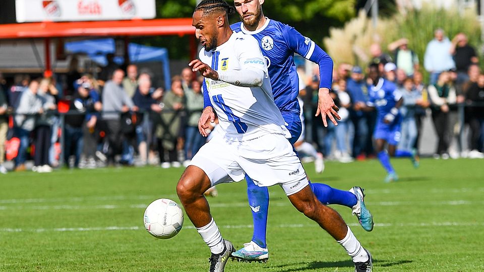 Sprintet seinen Gegenspieler davon: Dürens Kevin Goden in der Partie gegen Velbert.