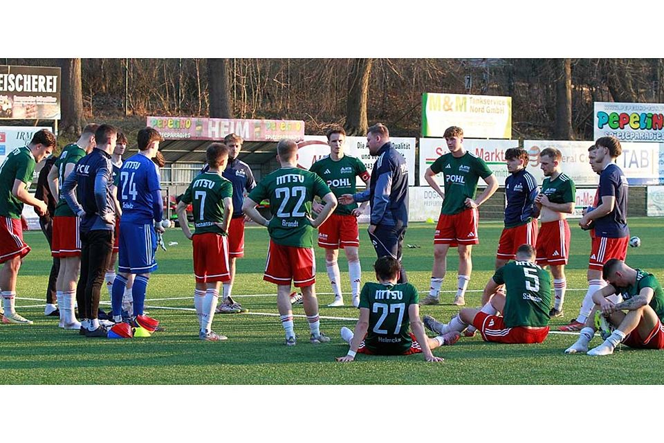 Brainstorming nach dem Spiel bei Inter Türkspor Kiel, in dem die Hohenwestedter um Trainer Arend Müller  ihre Normalleistung nicht abrufen konnten. 