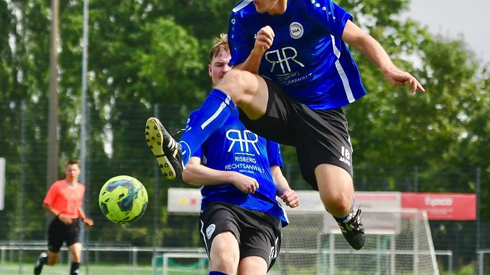 Unkonventionell: Maxim Schmidt (vorne) von der SG Arheilgen beim Versuch, den Ball zu spielen. Marius Zeisig schaut zu. 	Foto: Uwe Krämer