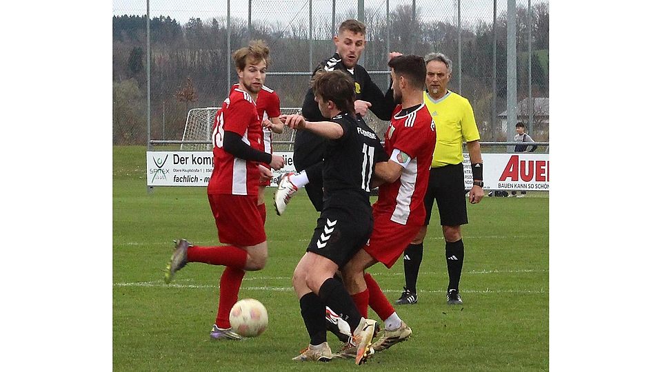 Rudelbildung im Kampf um den Ball: Die Wartenberger (rot) Christian Angermaier (l.) und Maximilian Härtl (10) gegen die Moosinninger David Jeschonek (11) und Christoph Kollmannsberger (M., hinten), beobachtet von  Schiedsrichter Carlo Sette.