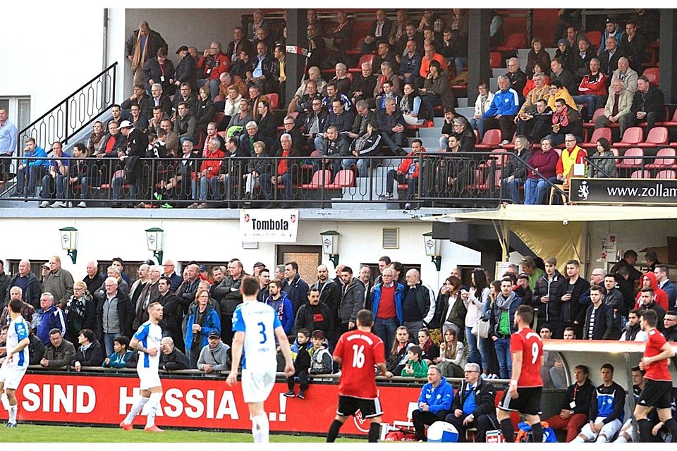 Ein Fest für die Region war das Pokalhalbfinale trotz der 0:5-Niederlage der Hassia: Schon lange nicht mehr gab es am Binger Hessenhaus eine solche Kulisse.  Foto: Edgar Daudistel