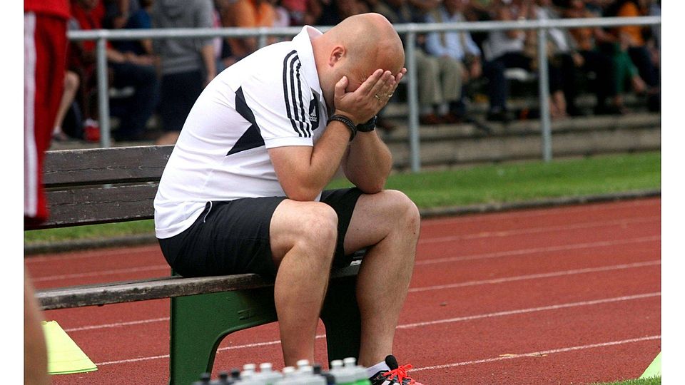 Es ist nicht mehr zum Hinschauen: Hennefs Trainer Marco Bäumer war nach dem 0:8 gegen Bochum restlos bedient. Foto: Wolfgang Henry