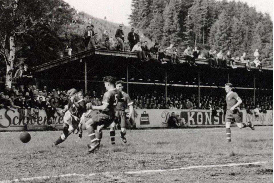 Selbst auf dem Tribünendach saßen die Zuschauer bei diesem Spiel des FC Penzberg. Das Bild aus der FC-Chronik ist undatiert. Die Überdachung der Tribüne entstand 1954.  