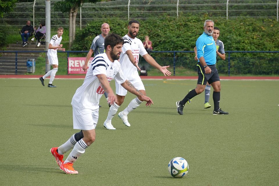 Sergen Gülkaya fordert den Ball von Patrick Schüller.