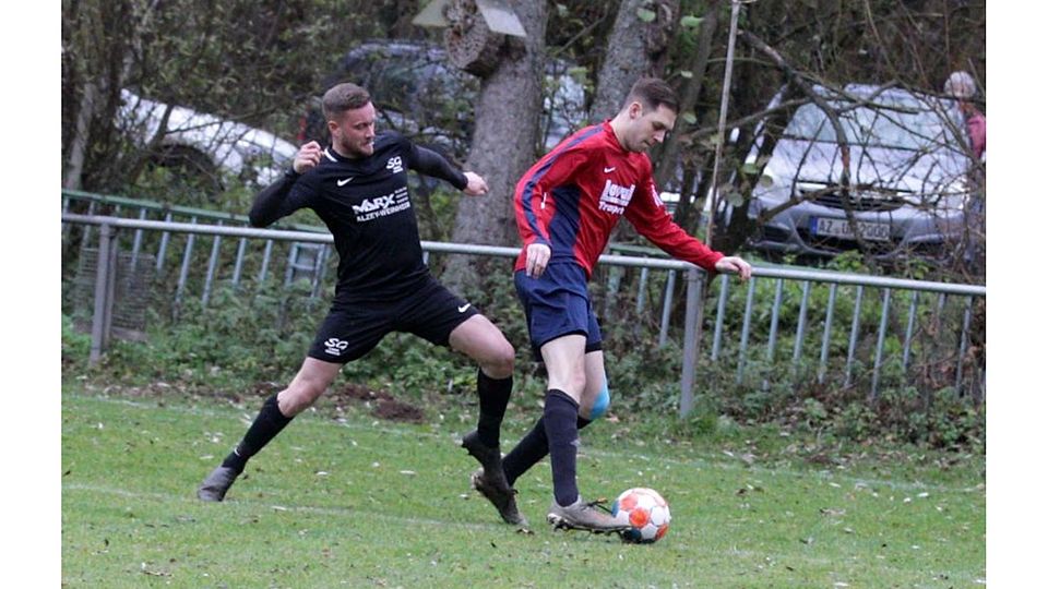 Aaron Stauf von der SG Weinheim (links) bedrängt Nieder-Wiesens Marcel Vogt.	Foto: pakalski-press/Axel Schmitz