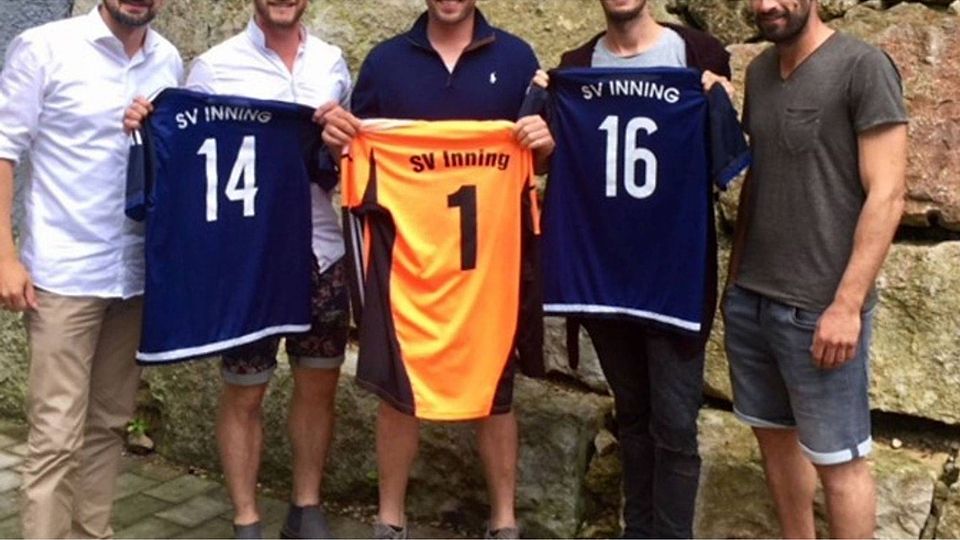 Zurück im Heimatverein: Abteilungsleiter Markus Spiewok (l.) und Trainer Norbert Wagner (r.) begrüßen (v.l.) Maximilian Steininger, Lukas Welzmüller und Daniel Leitmeier wieder im Trikot des SV Inning. F: SV Inning