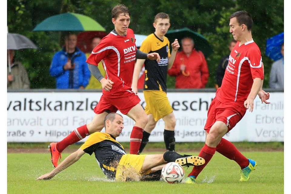 Der TV Hilpoltstein (schwarz-gelb) hat sein Endspiel um den Klassenverbleib gegen den FC Deining gewonnen, dieser muss wiederum nun die Kreisklasse. F: Giurdanella