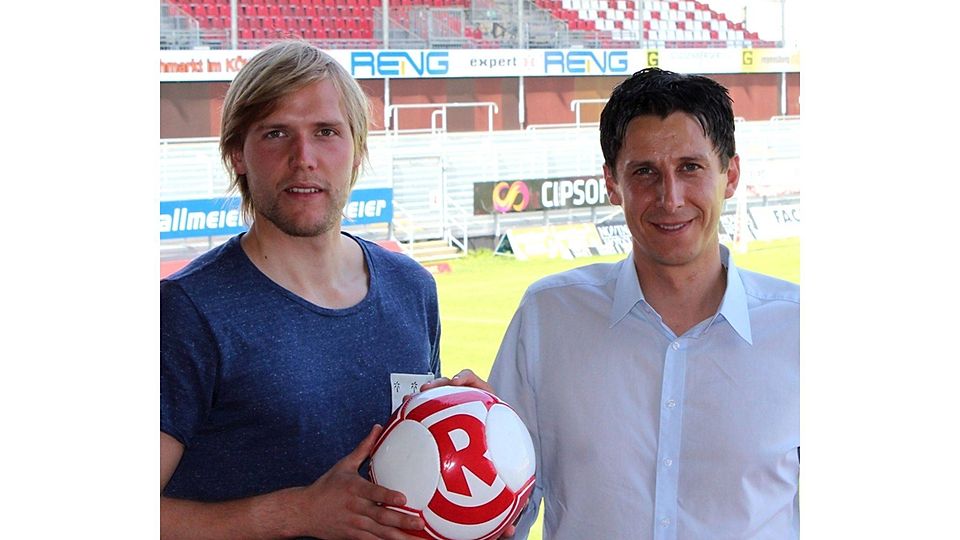 Jahn-Sportchef Christian Keller (rechts) mit dem neuen Torwart  Dominik Bergdorf Foto: Jahn