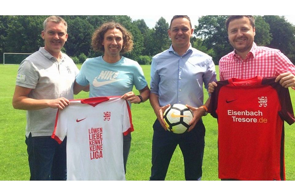 Von links: KSV Cheftrainer Tobias Cramer, Hannes Drube (Jörg's Sportladen), KSV-Finanzvorstand Swen Meier und KSV-Vermarkter Michael Krannich. Von links: KSV Cheftrainer Tobias Cramer, Hannes Drube (Jörg's Sportladen), KSV-Finanzvorstand Swen Meier und KSV-Vermarkter Michael Krannich.