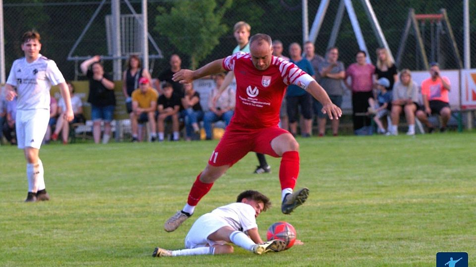Lucas Jungandreas (in rot) und die SG Franzenheim sind in der Bezirksliga angekommen. Nun wollen sie auch Nachbar SG Ruwertal ärgern.