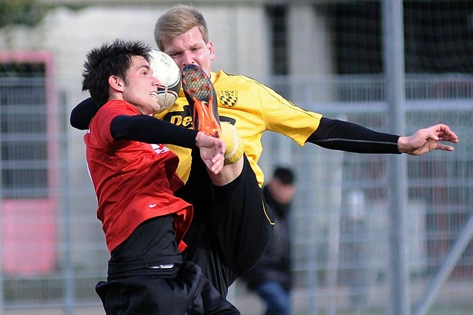 Etwas mehr Durchsetzungsvermögen zeigten die Spieler des TSV Meitingen (rot) beim 4:2-Sieg in Rain. Sie gewannen nämlich mit 4:2. 	F.: S. Izso