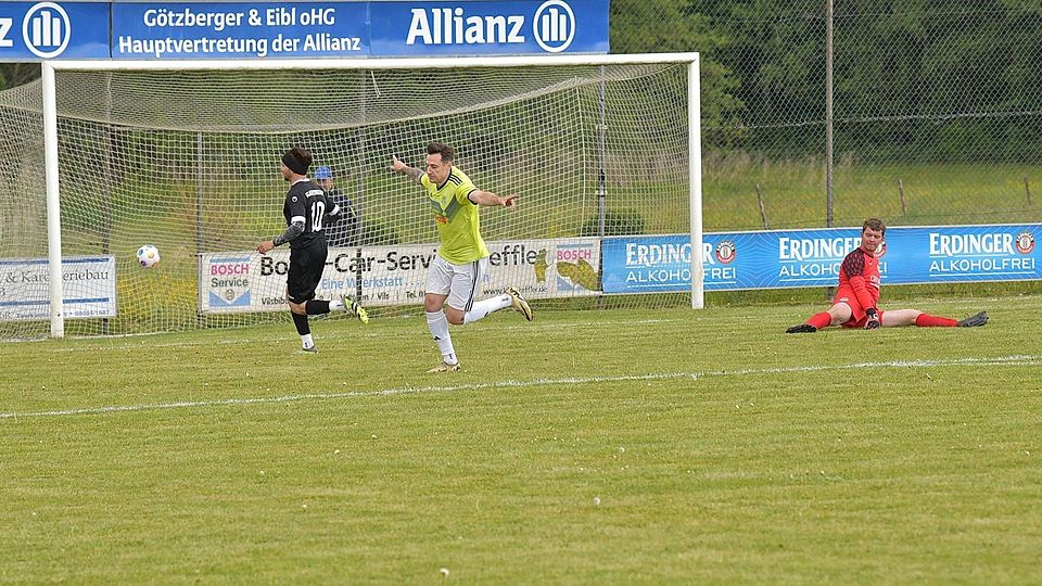 Der Meister in Torlaune: Moosens Mittelfeldregisseur Thomas Breu (M.) ließ  beim 1:0 Gäst-Ttorwart Florian Götz (r.) und Ilyas Bader keine Abwehrchance.