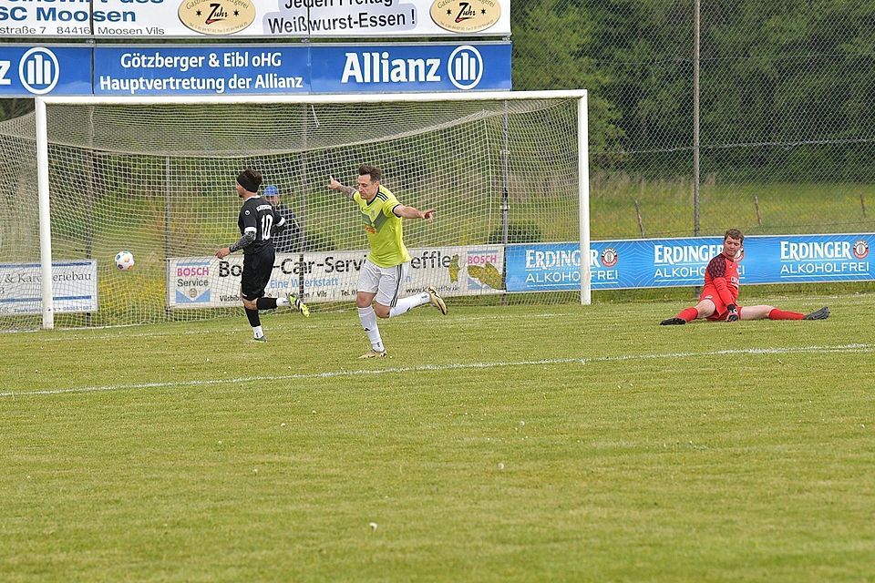 Der Meister in Torlaune: Moosens Mittelfeldregisseur Thomas Breu (M.) ließ  beim 1:0 Gäst-Ttorwart Florian Götz (r.) und Ilyas Bader keine Abwehrchance.