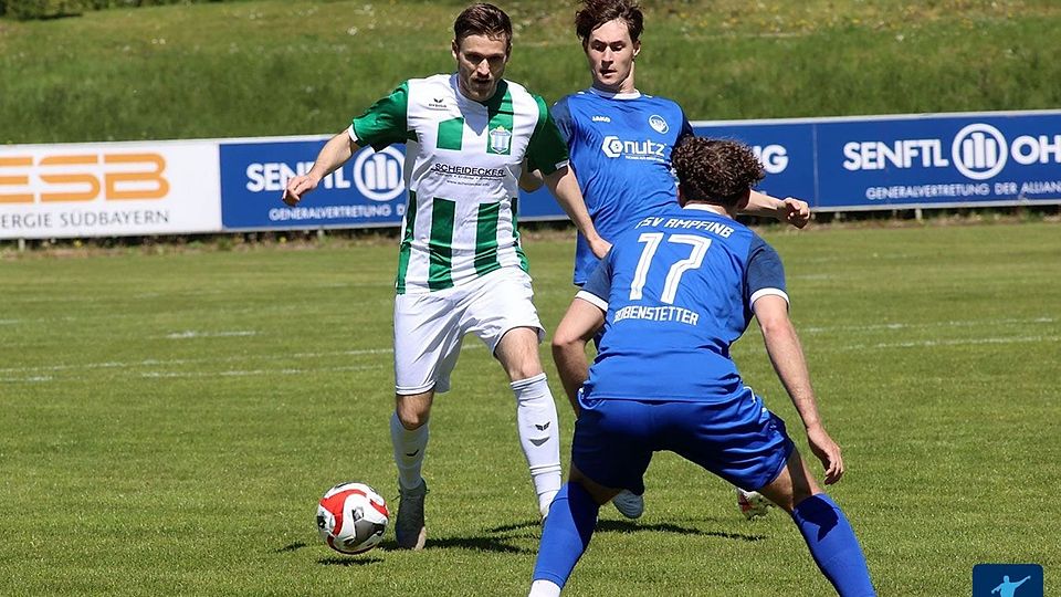 Der FC Aschheim musste sich Ampfing (blau) geschlagen geben. 