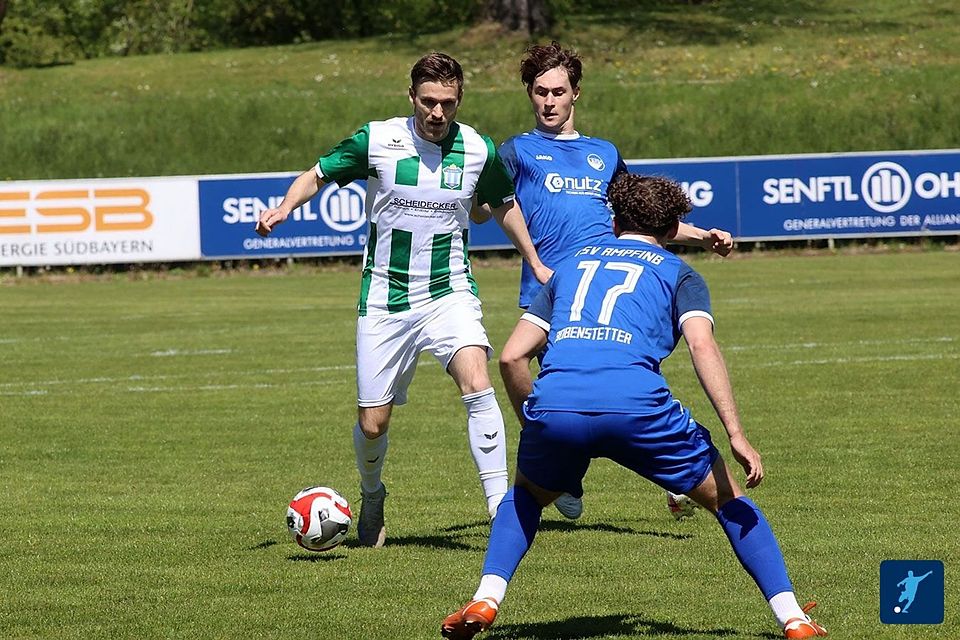 Der FC Aschheim musste sich Ampfing (blau) geschlagen geben. 