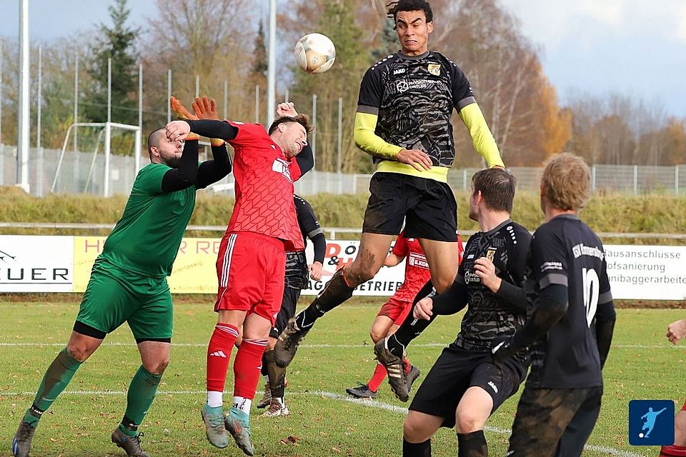 Der TSV Kümmersbruck (in Schwarz) steckt nach einer Verletzungsmisere auch in dieser Saison wieder im Abstiegskampf.