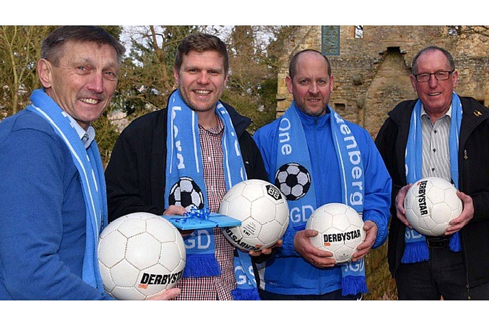 Symbolträchtig wurde Jimmy Umbs (2. v. l.) von den Vereinsvorsitzenden Jürgen Schuster (TuS Duchroth), Arnold Paulus (SC Odernheim) und Rolf Kehl (VfL Staudernheim) auf dem Disibodenberg willkommen geheißen.