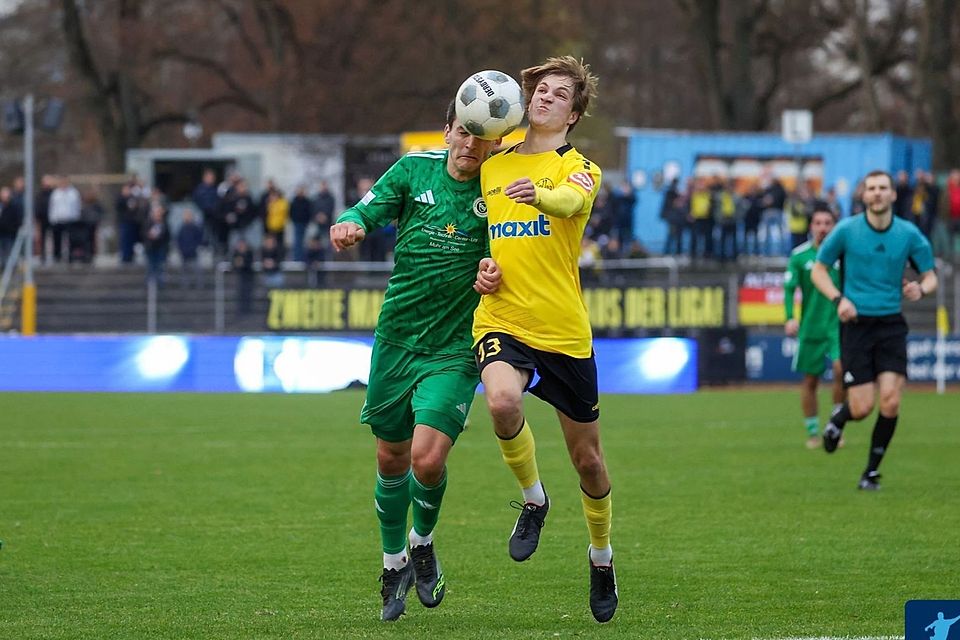 Levi Kraus (gelbes Trikot) hat seinen Vertrag bei der SpVgg Bayreuth verlängert und will sich in der kommenden Saison endgültig in der Regionalliga Bayern durchsetzen.