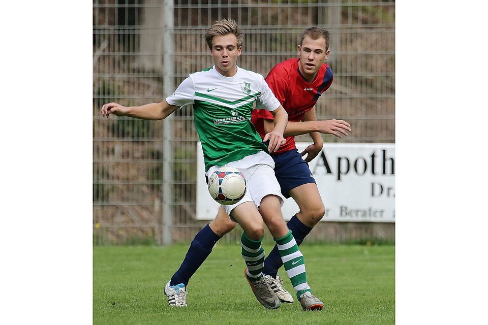 Den Ballbesitz verteidigt Dominic Fess (FV Mümling-Grumbach II, vorn) gegen Fabian Ölschlegel (FC Rimhorn). Die Rimhorner siegten zu Hause in der B-Liga mit 3:0. Foto: Herbert Krämer