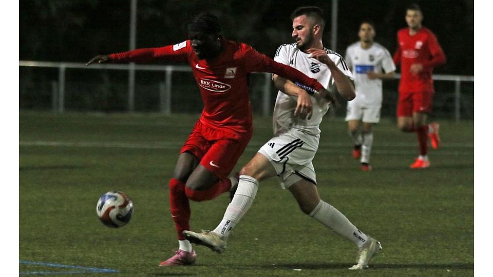 Der SV Gimbsheim und Piero Fragomeli (rechts), hier zuletzt im Verbandspokal gegen Schott Mainz mit Righteous Vodi, sind die Tabellenführung in der Landesliga schon wieder los.	Foto: Christine Dirigo/pakalski-press