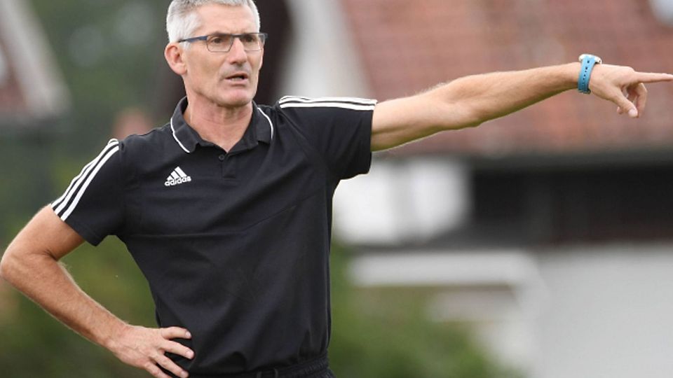 Da geht’s lang: Hans-Werner Grünwald verlässt den TSV Weyarn nach mehr als 30 Jahren und trainiert künftig den den SV Miesbach. Mit den Kreisstädtern will er in der Kreisliga vorne dabei sein.