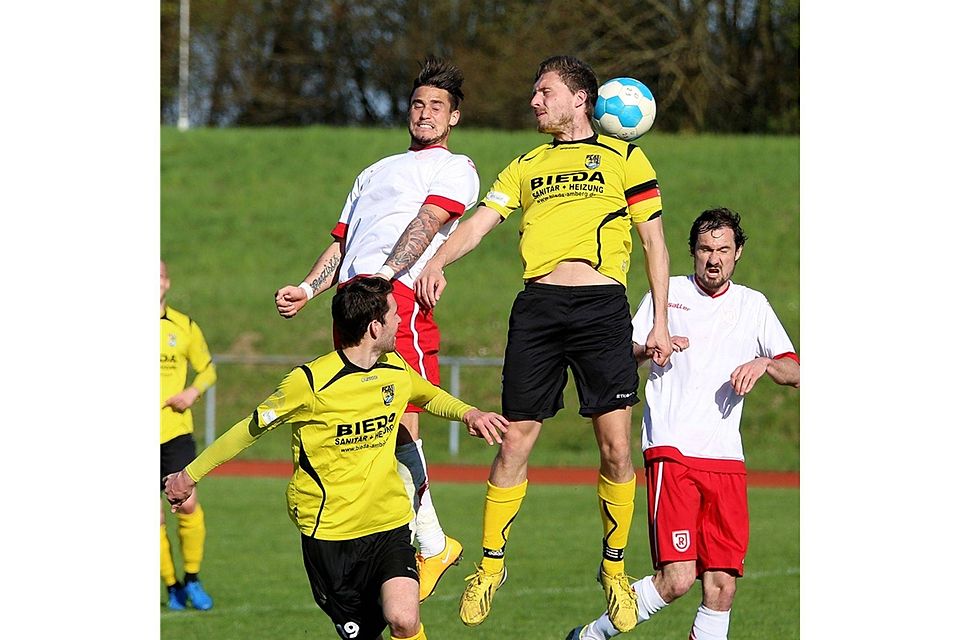 Danile Franziskus (Mitte) und Sebastian Nachreiner (rechts) verlieren mit dem Jahn II gegen den FC Amberg.  Foto: Brüssel