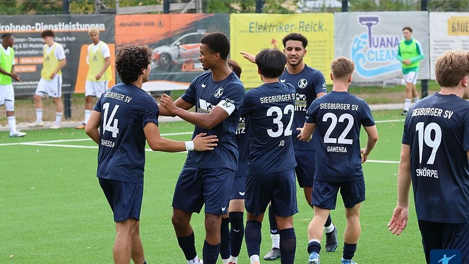 Großer Jubel beim Siegburger SV nach dem 3:2-Auswärtssieg in Vichttal.